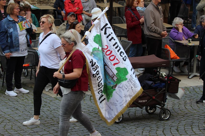Teilnehmerinnen und Teilnehmer des Festumzuges zum 211. Brunnenfest in Bad Langensalza 