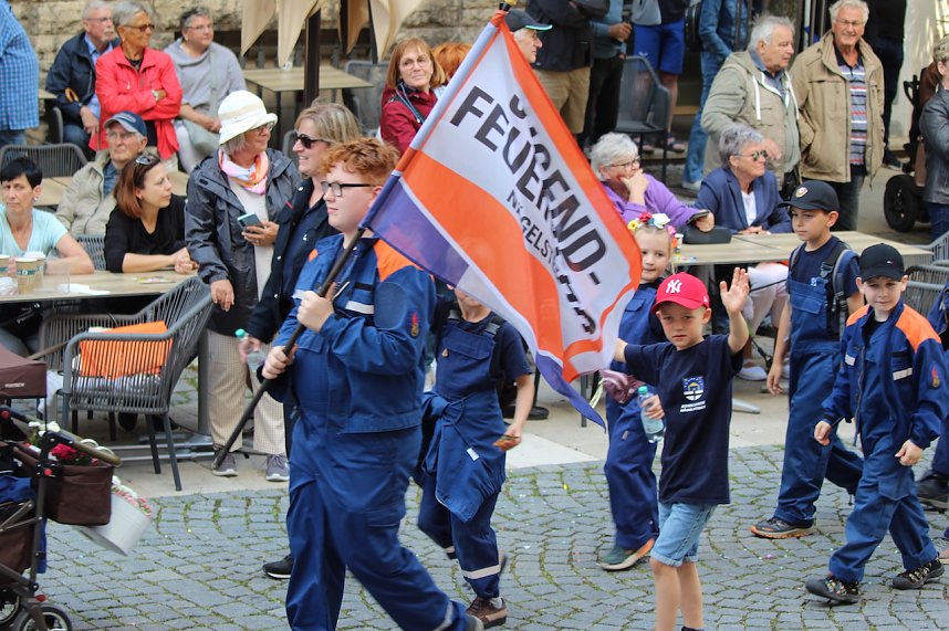 Teilnehmerinnen und Teilnehmer des Festumzuges zum 211. Brunnenfest in Bad Langensalza 