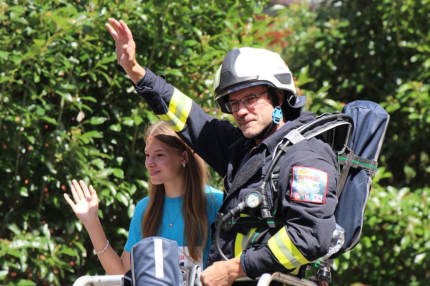 Teilnehmerinnen und Teilnehmer des Festumzuges zum 211. Brunnenfest in Bad Langensalza 