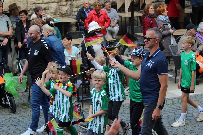 Teilnehmerinnen und Teilnehmer des Festumzuges zum 211. Brunnenfest in Bad Langensalza 