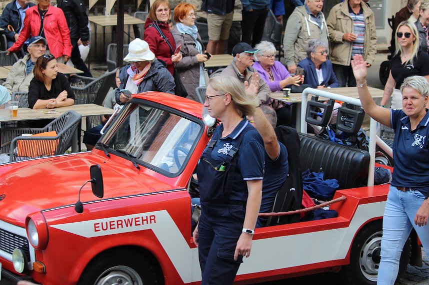 Teilnehmerinnen und Teilnehmer des Festumzuges zum 211. Brunnenfest in Bad Langensalza 