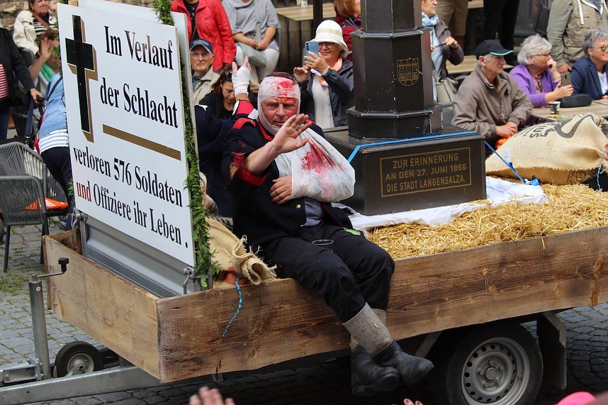 Teilnehmerinnen und Teilnehmer des Festumzuges zum 211. Brunnenfest in Bad Langensalza 