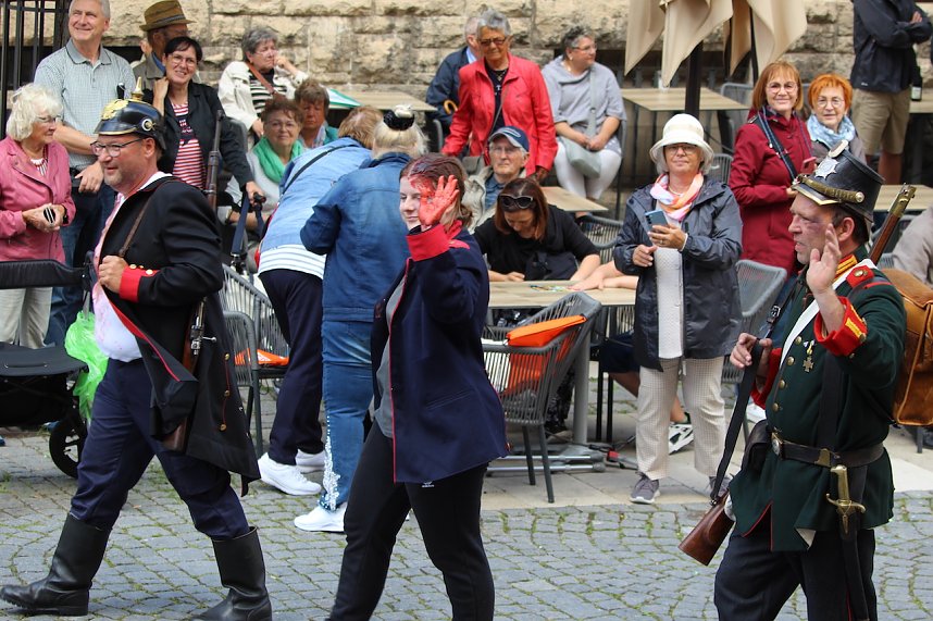Teilnehmerinnen und Teilnehmer des Festumzuges zum 211. Brunnenfest in Bad Langensalza 
