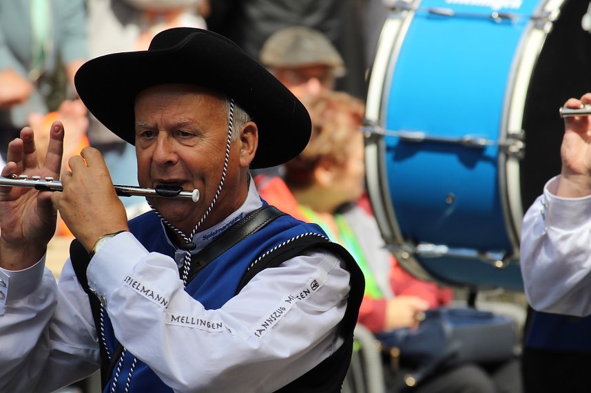 Teilnehmerinnen und Teilnehmer des Festumzuges zum 211. Brunnenfest in Bad Langensalza 