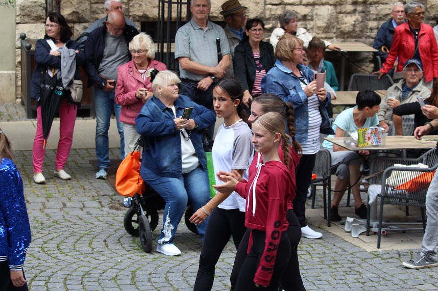 Teilnehmerinnen und Teilnehmer des Festumzuges zum 211. Brunnenfest in Bad Langensalza 