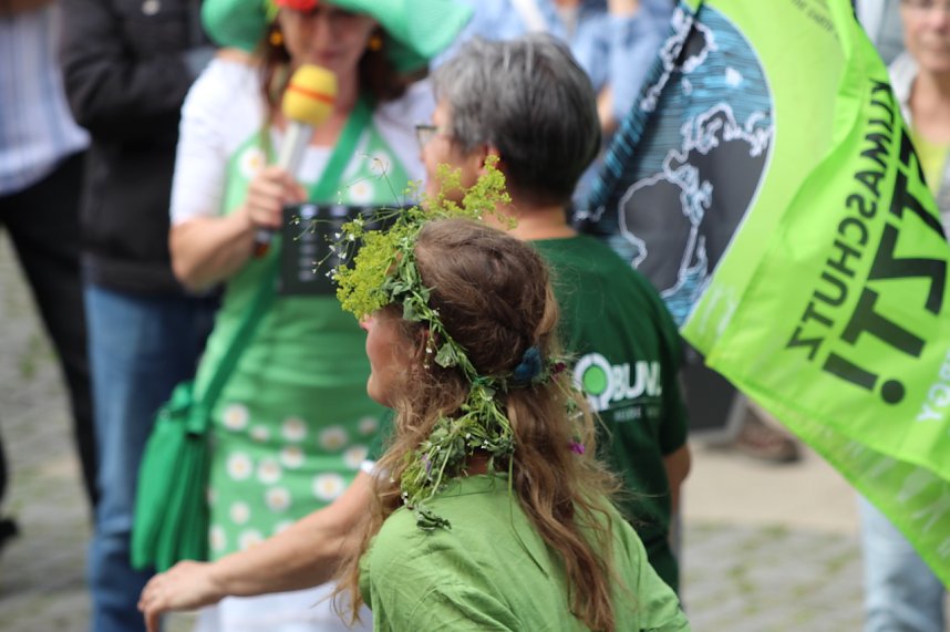 Teilnehmerinnen und Teilnehmer des Festumzuges zum 211. Brunnenfest in Bad Langensalza 
