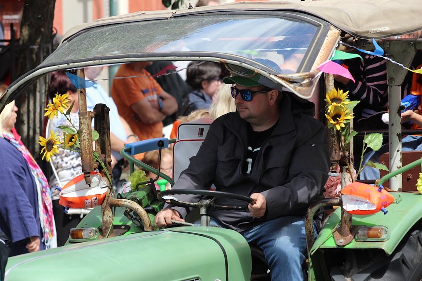 Teilnehmerinnen und Teilnehmer des Festumzuges zum 211. Brunnenfest in Bad Langensalza 