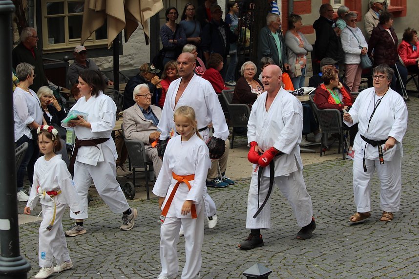 Teilnehmerinnen und Teilnehmer des Festumzuges zum 211. Brunnenfest in Bad Langensalza 