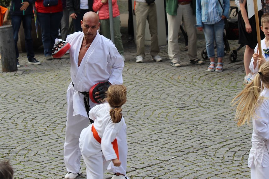 Teilnehmerinnen und Teilnehmer des Festumzuges zum 211. Brunnenfest in Bad Langensalza 