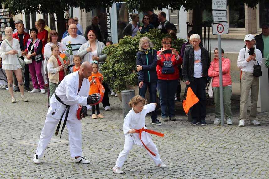 Teilnehmerinnen und Teilnehmer des Festumzuges zum 211. Brunnenfest in Bad Langensalza 