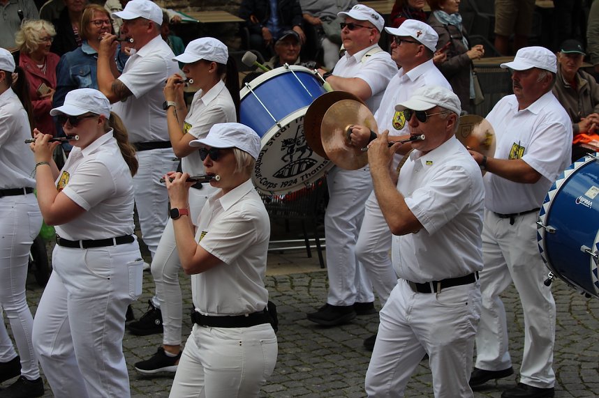 Teilnehmerinnen und Teilnehmer des Festumzuges zum 211. Brunnenfest in Bad Langensalza 