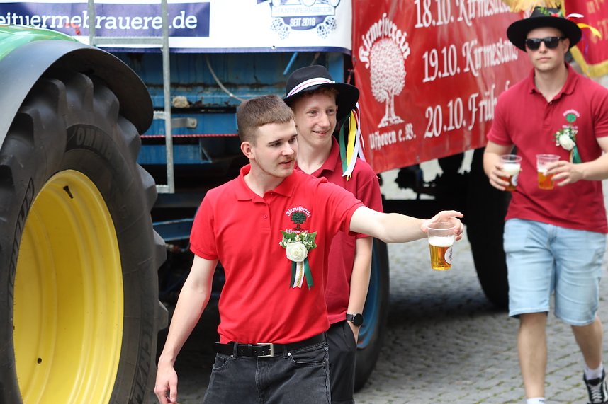 Teilnehmerinnen und Teilnehmer des Festumzuges zum 211. Brunnenfest in Bad Langensalza 
