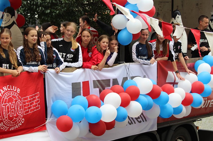 Teilnehmerinnen und Teilnehmer des Festumzuges zum 211. Brunnenfest in Bad Langensalza 