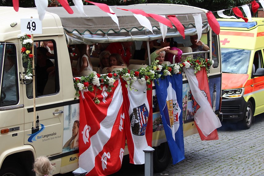Teilnehmerinnen und Teilnehmer des Festumzuges zum 211. Brunnenfest in Bad Langensalza 
