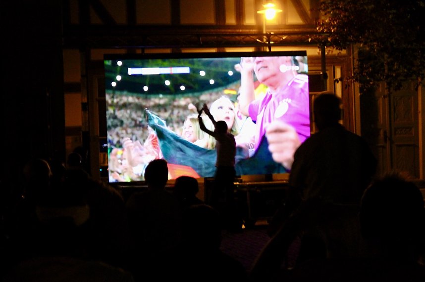 Public Viewing auf dem Neumarkt in Bad Langensalza zum Achtelfinalspiel der EM 2024 - Deutschland gegen D&auml;nemark