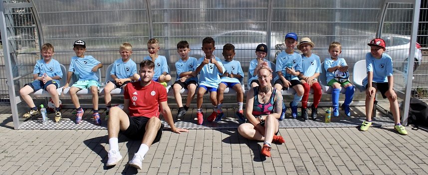 Fussball-Sommercamp im Stadion der Freundschaft in Bad Langensalza mit den Betreuern Franziska M&ouml;ller (Trainerin der G-Junioren) und Ben (Praktikant)