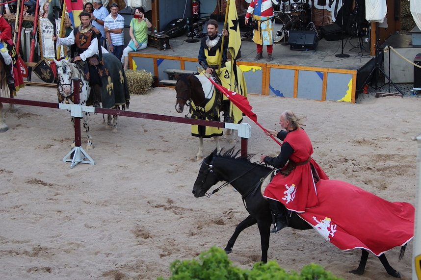 Hochprofessionelle Reitershow mit "Wenzel Ritterspiele"