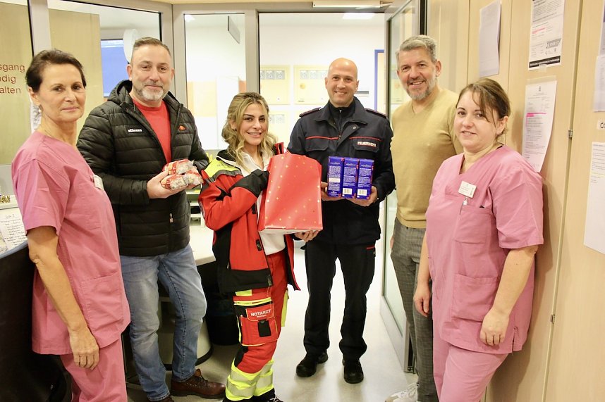 In der Notfallambulanz: Teamleiterin Schwester Daniela (l.), Dr. Sarhan (M.) und Schwester Sandra (r.) freuen sich &uuml;ber die Pr&auml;sente