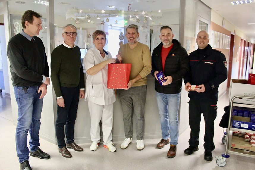 Schwester Manuela aus der Orthop&auml;die inmitten der Gratulanten