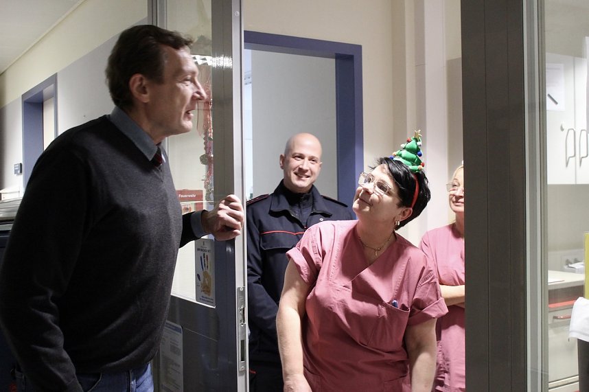 Professor W&ouml;lfer und weihnachtlich gestimmtes Personal 