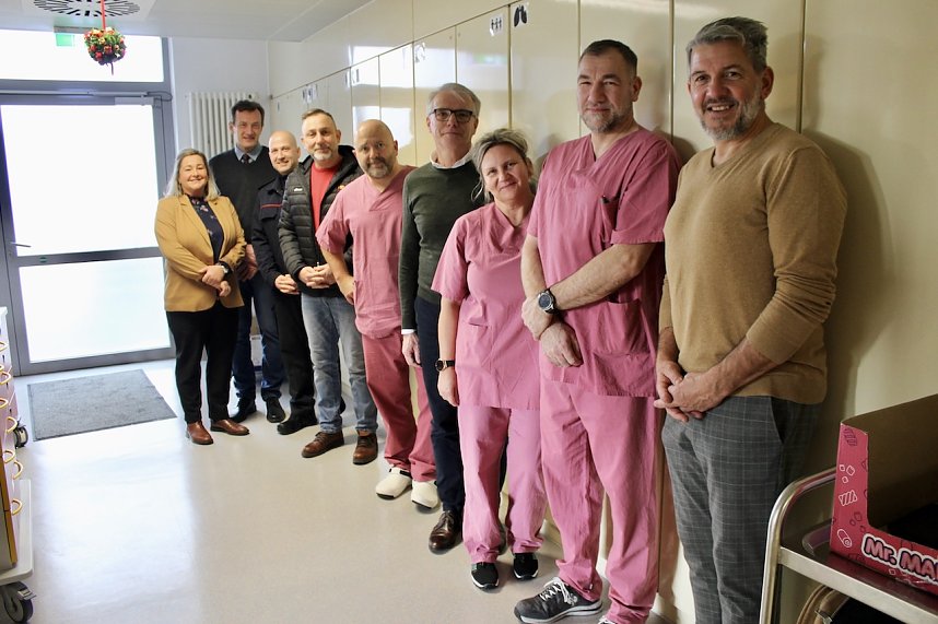 In der Intensivstation trafen die G&auml;ste auf die Pfleger Thomas und Tobias sowie auf Schwester Kathrin