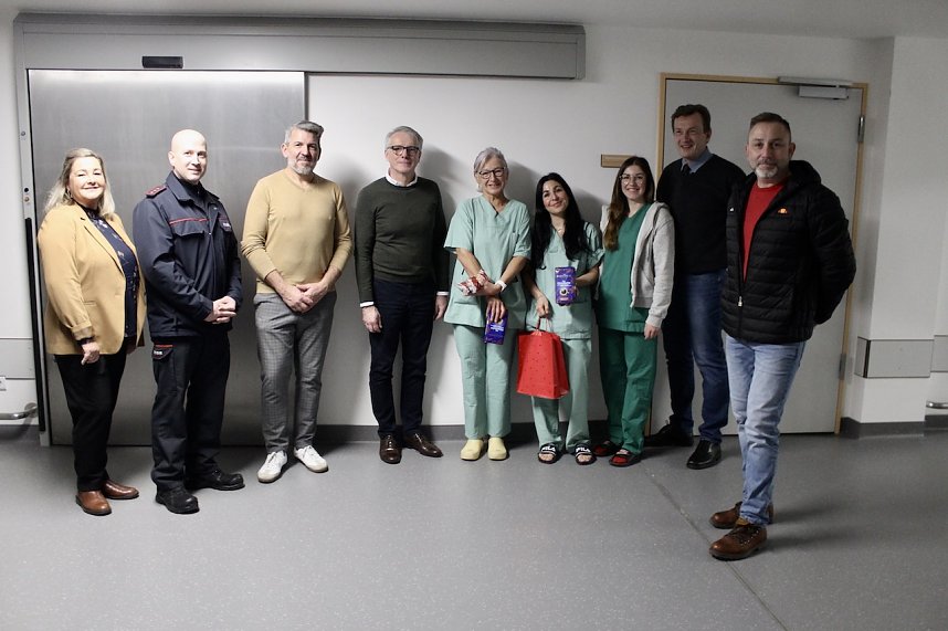 Die An&auml;sthesie-Schwestern Barbara, Luise und Eileen (gr&uuml;ne Kleidung in der Mitte) freuen sich &uuml;ber Kaffee, Sekt und Stollen