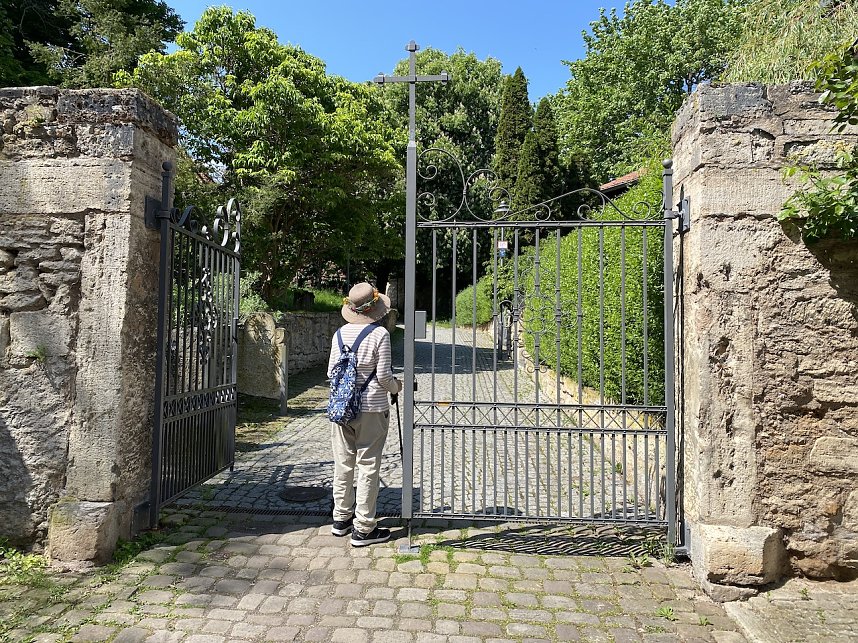 Das Jahr 2024 in Bad Langensalza - Kurgast auf dem WEg zum Arboretum