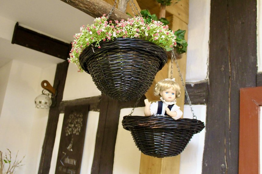 "Nostalgisches Caf&eacute; im EG" ist seit heute in Teetruhe er&ouml;ffnet