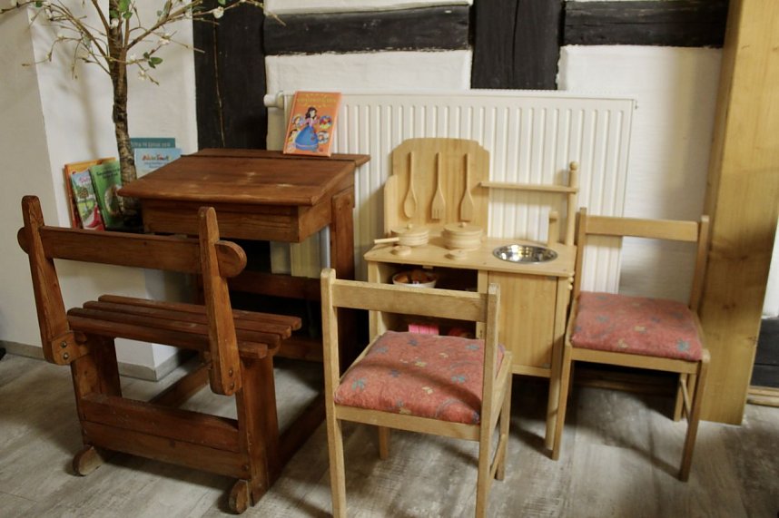 "Nostalgisches Caf&eacute; im EG" ist seit heute in Teetruhe er&ouml;ffnet