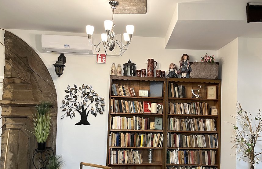 "Nostalgisches Caf&eacute; im EG" ist seit heute in Teetruhe er&ouml;ffnet