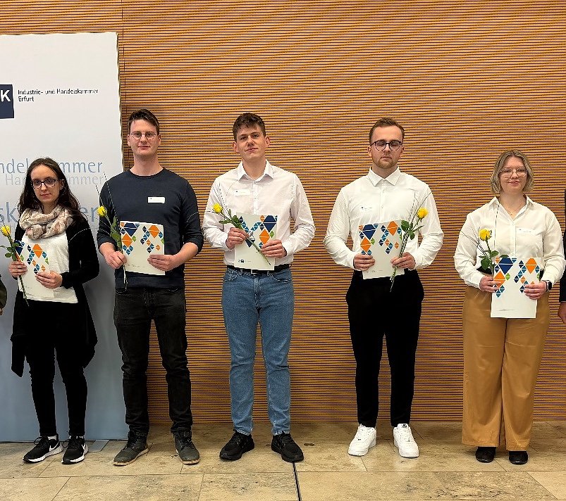 Tobias Koch aus Sondershausen, Elektroniker f&uuml;r Betriebstechnik bei Stadtwerke Sondershausen GmbH, Louis Pfefferlein aus Sondershausen, Immobilienkaufmann bei Wohnungsbaugenossenschaft eG S&uuml;dharz in Nordhausen, Alexander Schink&ouml;th aus Bad Frankenhausen, Mechatroniker bei Mubea Tailor Rolled Blanks GmbH in Wei&szlig;ensee, Annalena Stenzel aus Sondershausen, Industriekauffrau bei Stadtwerke Sondershausen GmbH (v.l.n.r.)