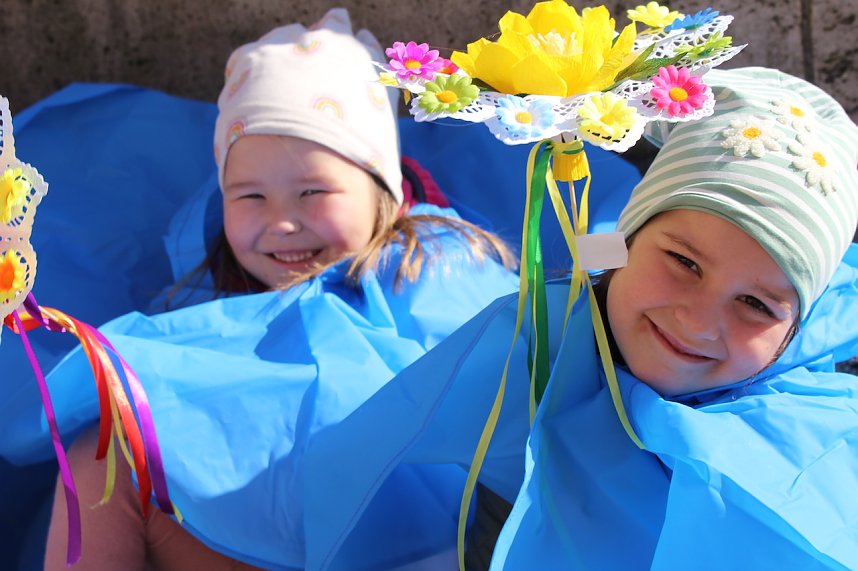 Einhundertundzwanzig Kindergartenkinder feierten mit ihren Erzieherinnen und Erziehern das 20. Jubil&auml;um des Schwefel-Sole-Heilbades Bad Langensalza mit einem Festumzug