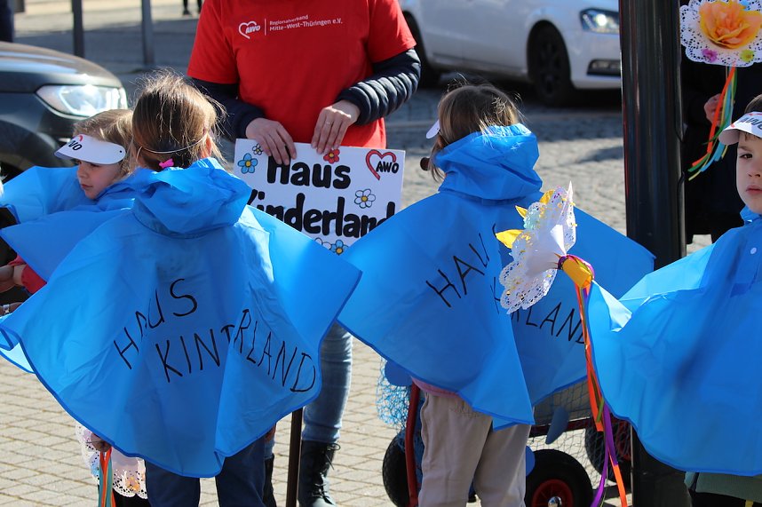 Einhundertundzwanzig Kindergartenkinder feierten mit ihren Erzieherinnen und Erziehern das 20. Jubil&auml;um des Schwefel-Sole-Heilbades Bad Langensalza mit einem Festumzug