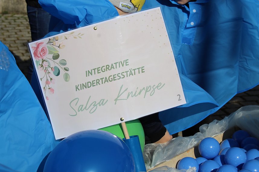 Einhundertundzwanzig Kindergartenkinder feierten mit ihren Erzieherinnen und Erziehern das 20. Jubil&auml;um des Schwefel-Sole-Heilbades Bad Langensalza mit einem Festumzug