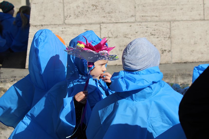 Einhundertundzwanzig Kindergartenkinder feierten mit ihren Erzieherinnen und Erziehern das 20. Jubil&auml;um des Schwefel-Sole-Heilbades Bad Langensalza mit einem Festumzug
