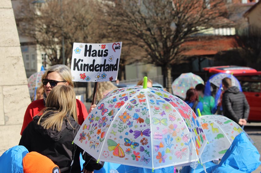 Einhundertundzwanzig Kindergartenkinder feierten mit ihren Erzieherinnen und Erziehern das 20. Jubil&auml;um des Schwefel-Sole-Heilbades Bad Langensalza mit einem Festumzug