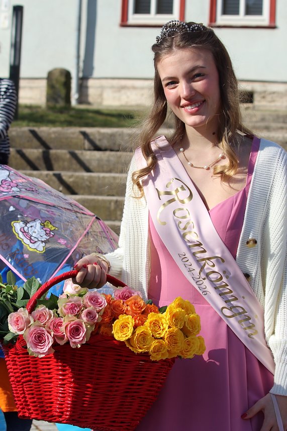 Einhundertundzwanzig Kindergartenkinder feierten mit ihren Erzieherinnen und Erziehern das 20. Jubil&auml;um des Schwefel-Sole-Heilbades Bad Langensalza mit einem Festumzug