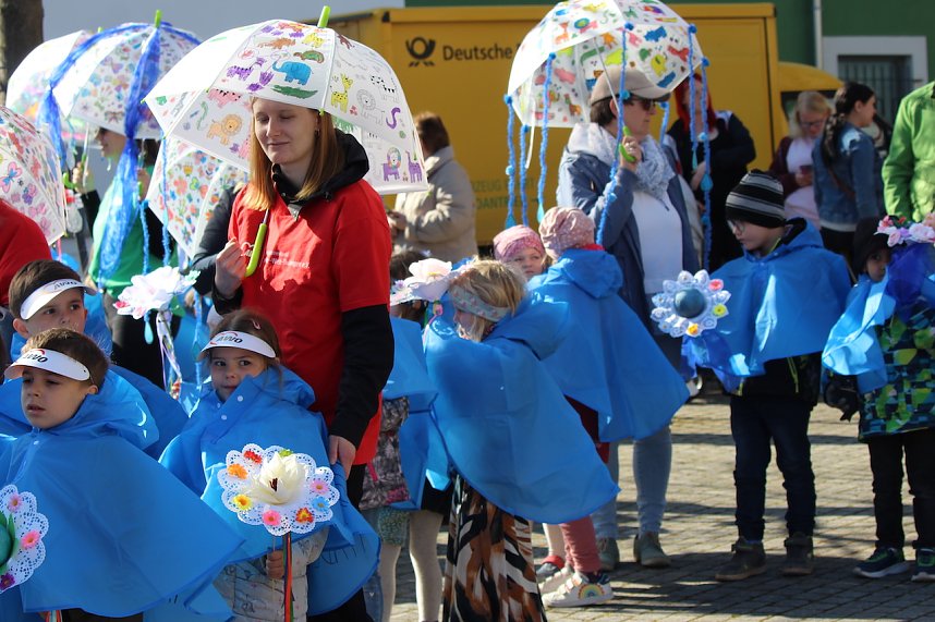 Einhundertundzwanzig Kindergartenkinder feierten mit ihren Erzieherinnen und Erziehern das 20. Jubil&auml;um des Schwefel-Sole-Heilbades Bad Langensalza mit einem Festumzug