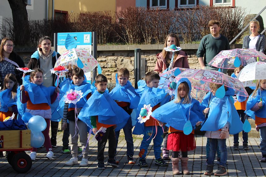 Einhundertundzwanzig Kindergartenkinder feierten mit ihren Erzieherinnen und Erziehern das 20. Jubil&auml;um des Schwefel-Sole-Heilbades Bad Langensalza mit einem Festumzug