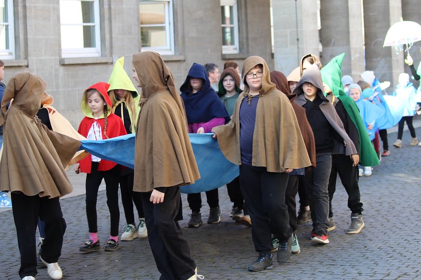 Einhundertundzwanzig Kindergartenkinder feierten mit ihren Erzieherinnen und Erziehern das 20. Jubil&auml;um des Schwefel-Sole-Heilbades Bad Langensalza mit einem Festumzug