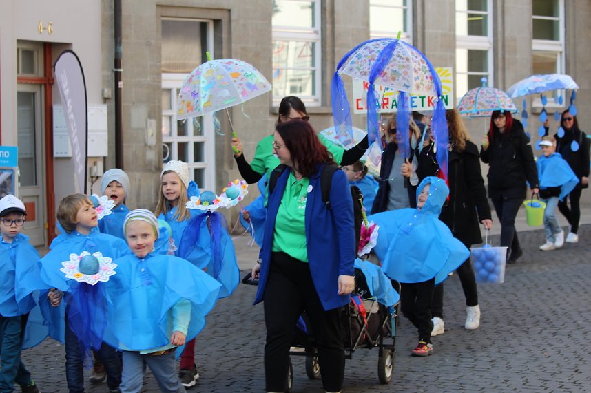 Einhundertundzwanzig Kindergartenkinder feierten mit ihren Erzieherinnen und Erziehern das 20. Jubil&auml;um des Schwefel-Sole-Heilbades Bad Langensalza mit einem Festumzug