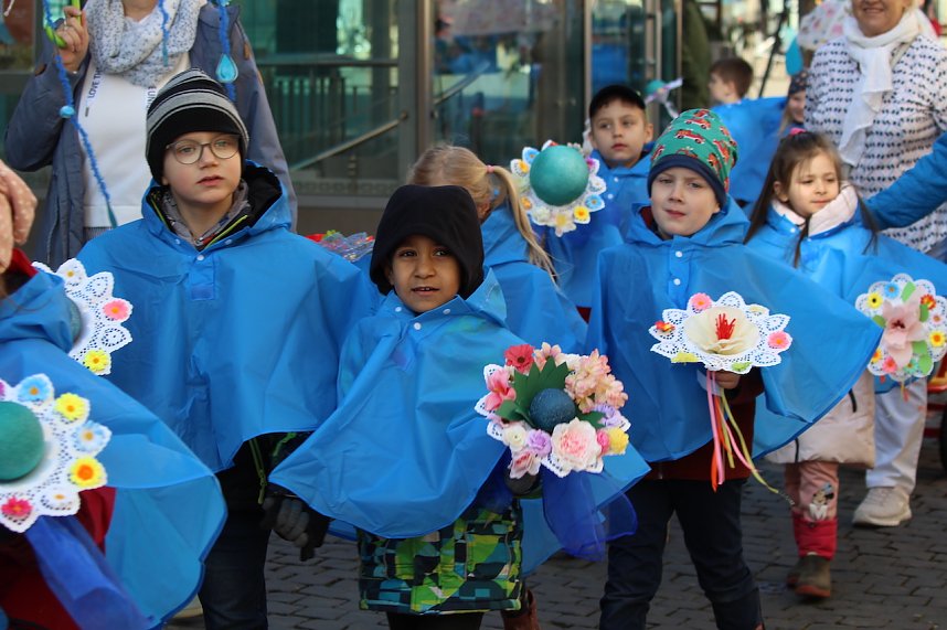 Einhundertundzwanzig Kindergartenkinder feierten mit ihren Erzieherinnen und Erziehern das 20. Jubil&auml;um des Schwefel-Sole-Heilbades Bad Langensalza mit einem Festumzug