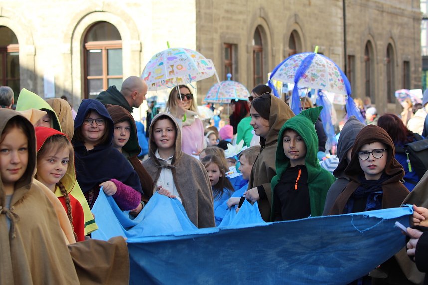 Einhundertundzwanzig Kindergartenkinder feierten mit ihren Erzieherinnen und Erziehern das 20. Jubil&auml;um des Schwefel-Sole-Heilbades Bad Langensalza mit einem Festumzug