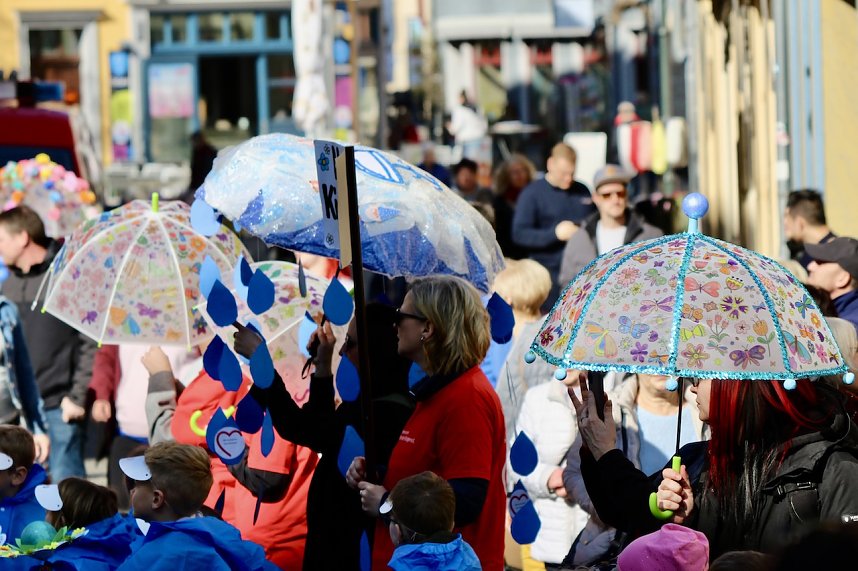 Einhundertundzwanzig Kindergartenkinder feierten mit ihren Erzieherinnen und Erziehern das 20. Jubil&auml;um des Schwefel-Sole-Heilbades Bad Langensalza mit einem Festumzug