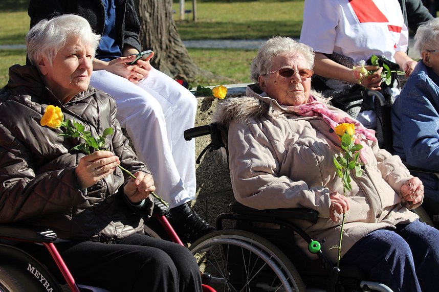 Einhundertundzwanzig Kindergartenkinder feierten mit ihren Erzieherinnen und Erziehern das 20. Jubil&auml;um des Schwefel-Sole-Heilbades Bad Langensalza mit einem Festumzug