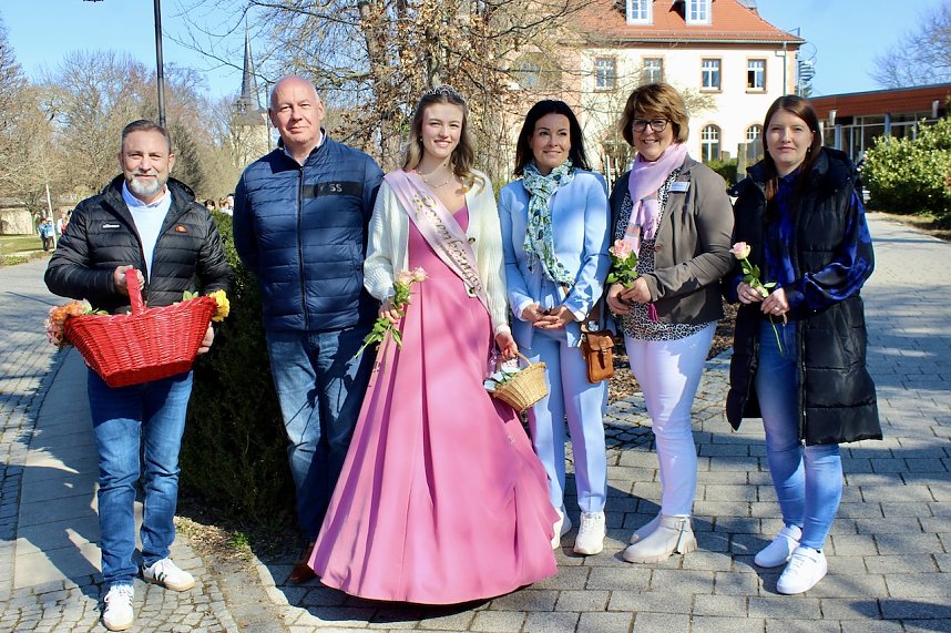 Einhundertundzwanzig Kindergartenkinder feierten mit ihren Erzieherinnen und Erziehern das 20. Jubil&auml;um des Schwefel-Sole-Heilbades Bad Langensalza mit einem Festumzug