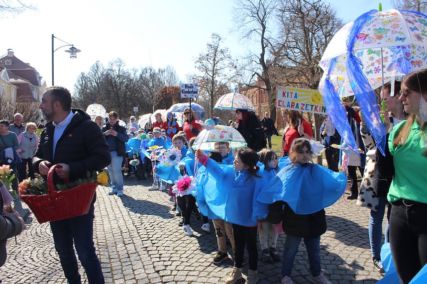 Einhundertundzwanzig Kindergartenkinder feierten mit ihren Erzieherinnen und Erziehern das 20. Jubil&auml;um des Schwefel-Sole-Heilbades Bad Langensalza mit einem Festumzug