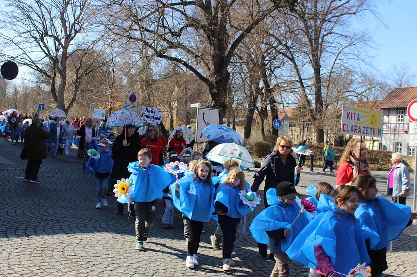 Einhundertundzwanzig Kindergartenkinder feierten mit ihren Erzieherinnen und Erziehern das 20. Jubil&auml;um des Schwefel-Sole-Heilbades Bad Langensalza mit einem Festumzug