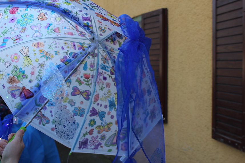 Einhundertundzwanzig Kindergartenkinder feierten mit ihren Erzieherinnen und Erziehern das 20. Jubil&auml;um des Schwefel-Sole-Heilbades Bad Langensalza mit einem Festumzug