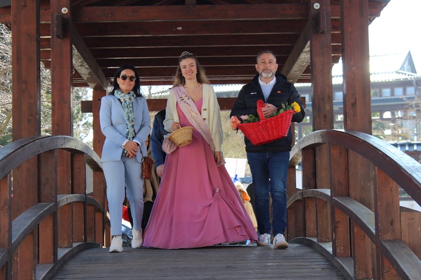 Einhundertundzwanzig Kindergartenkinder feierten mit ihren Erzieherinnen und Erziehern das 20. Jubil&auml;um des Schwefel-Sole-Heilbades Bad Langensalza mit einem Festumzug